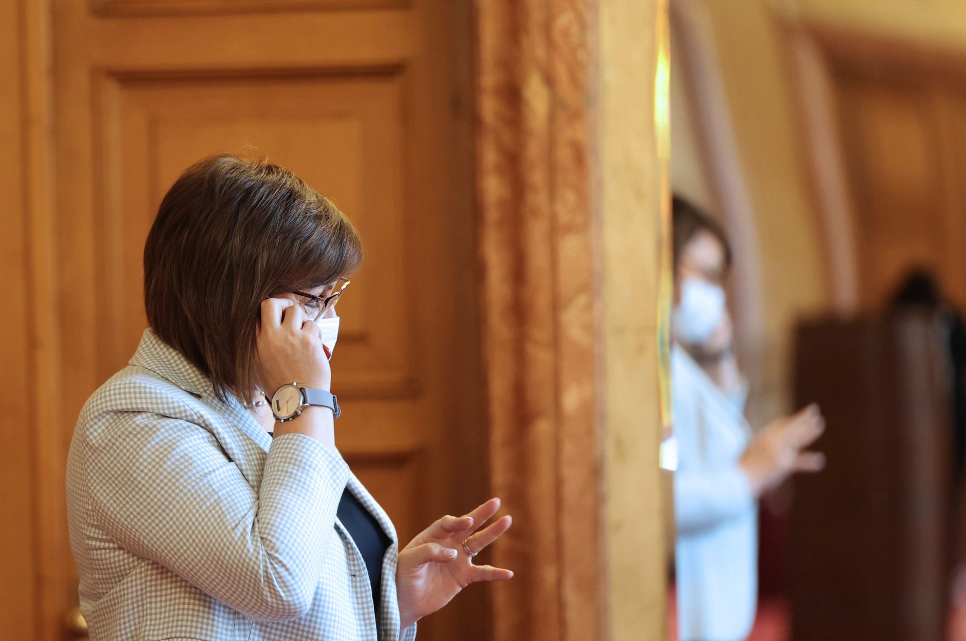 Корнелия Нинова обяснява нещо важно по телефона веднага след лидерската среща