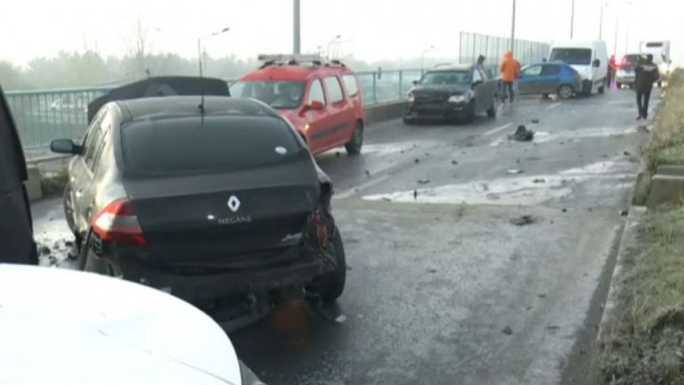 Верижна катастрофа с участието на над 20 автомобила е станала