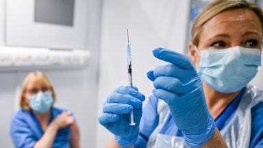 Здравното министерство спира временно онлайн регистрациите за COVID ваксинация