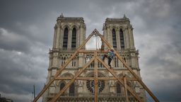 Експерти решават как ще бъде възстановен интериорът на поразената от пожар катедрала "Нотр Дам"