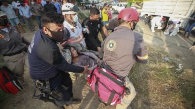 Над 50 жертви, след като камион с мигранти се преобърна в Мексико