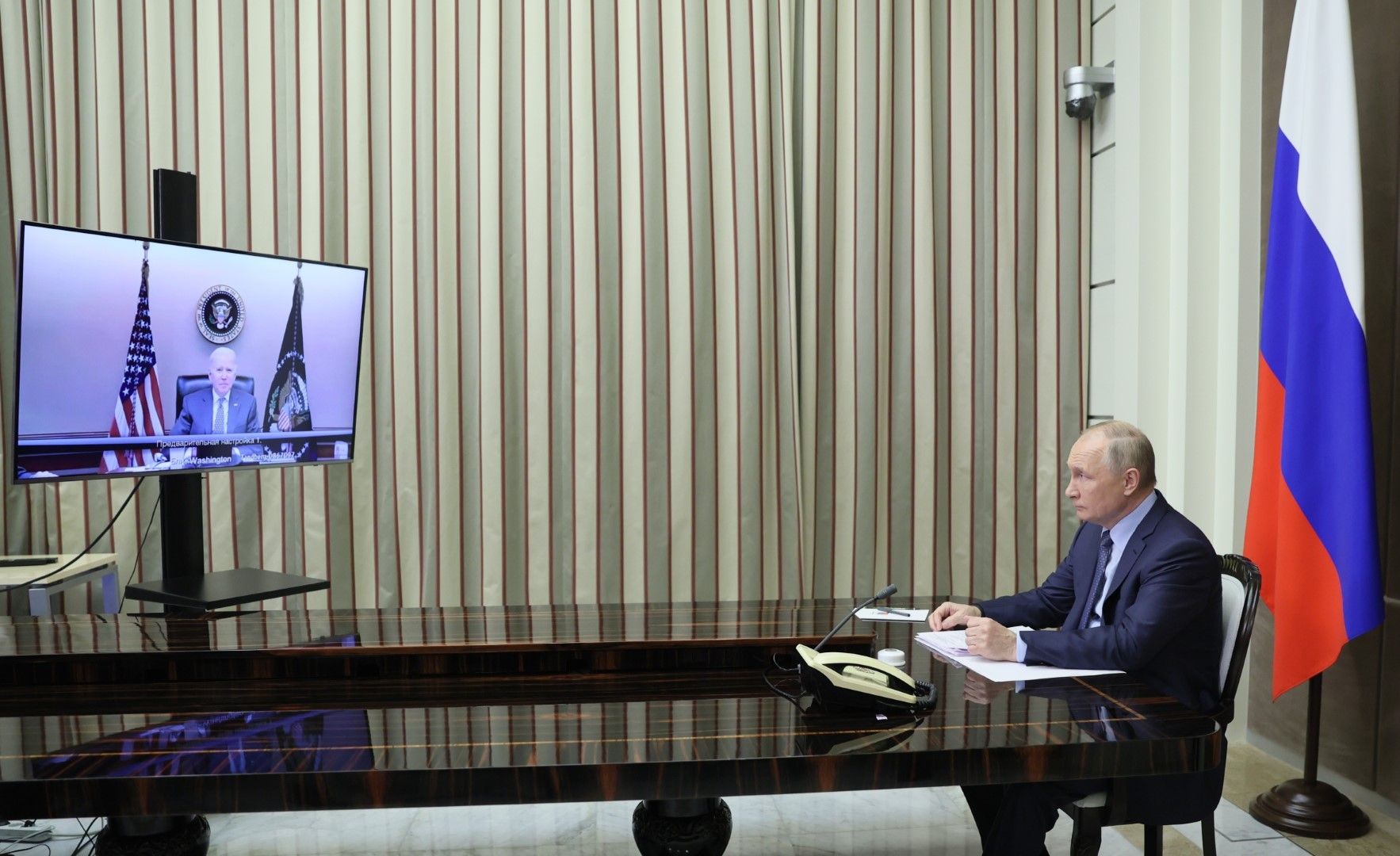 Руският президент Владимир Путин по време на разговора си с президента на САЩ Джо Байдън чрез видеоконферентна връзка от резиденцията си в Сочи, Русия, 7 декември 2021 г.