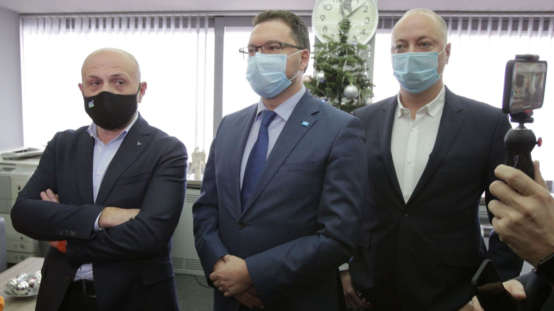  Томислав Дончев, Даниел Митов и Росен Желязков чакаха служебния културен министър в офиса на ГЕРБ 