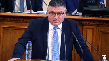 След като ден по рано стана ясно че дипломатът използва