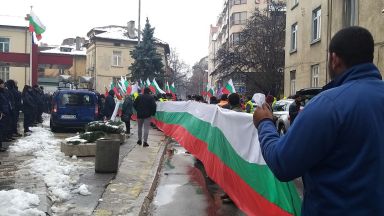 Работниците от Автомагистрали-Черно море обкръжиха МРРБ с българското знаме (снимки)