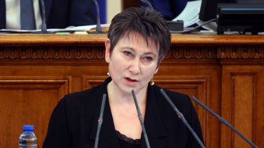 Везиева обжалва доклада за плагиатство в дисертацията й