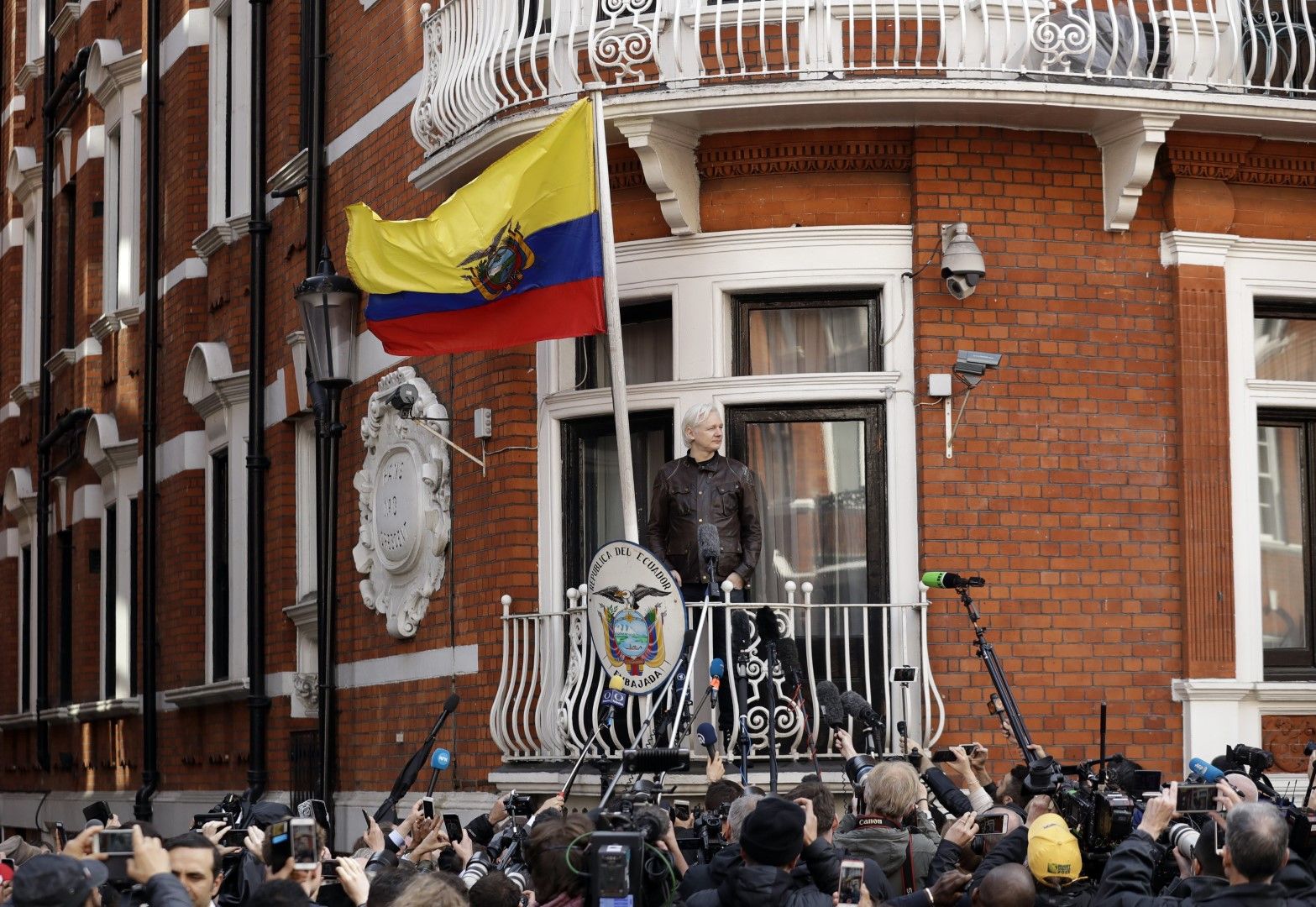 Асандж на балкона на посолството на Еквадор 