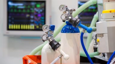 Двама души бяха ранени днес при взрив на кислородна бутилка