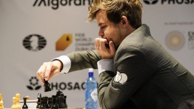 Магнус Карлсен отказа Непомнящий и остана на световния връх в шаха