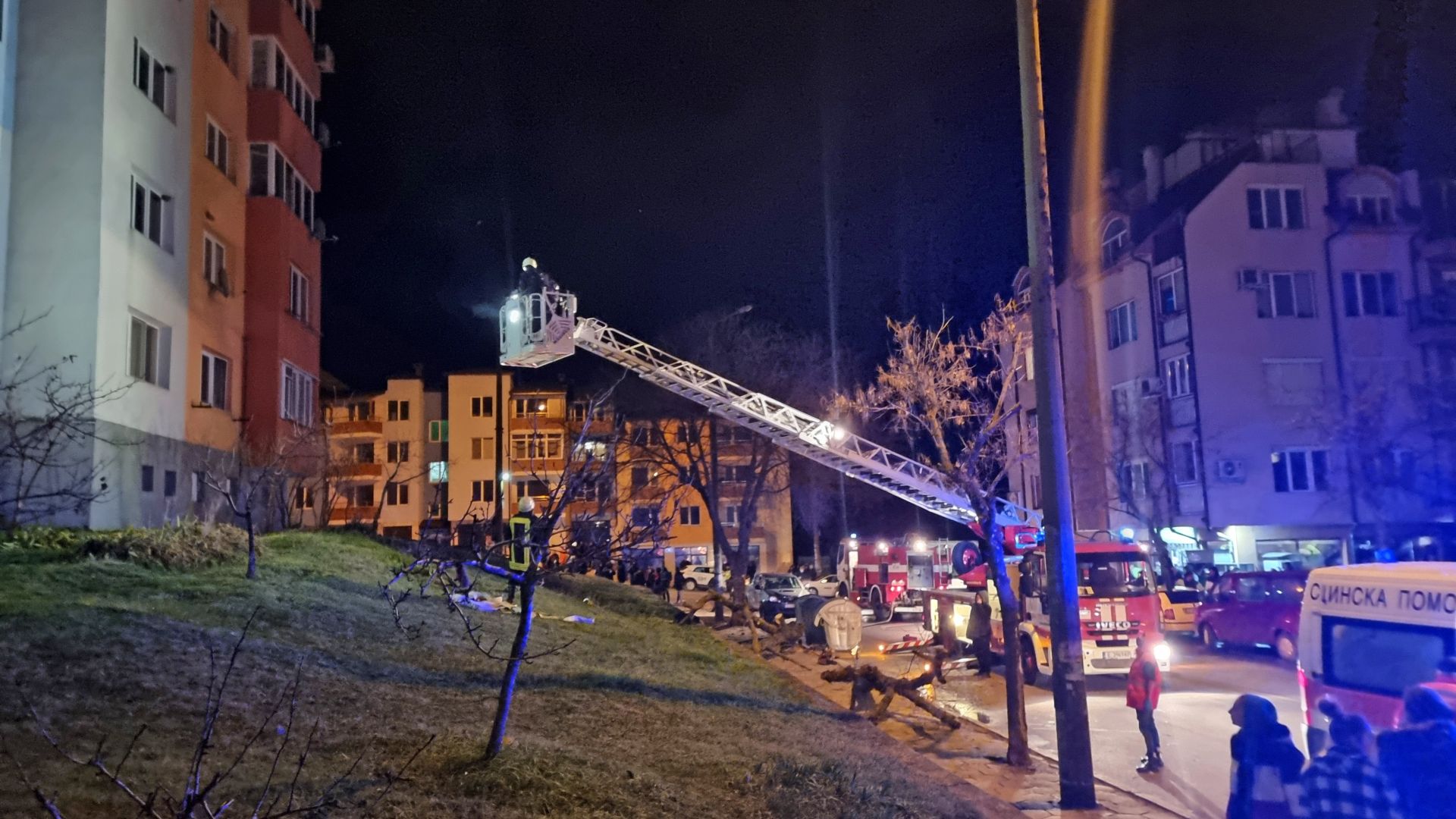 Разследват умишлен палеж на пожара в Благоевград с 3-ма загинали и с пострадали деца