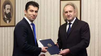 Продължаваме промяната запазва първото си място като водеща политическа сила