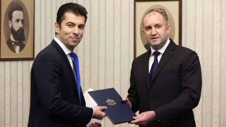 Президентът Румен Радев връчи мандат за съставяне на правителство на