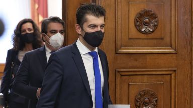 Президентът Румен Радев връчи сутринта мандат за съставяне на правителство