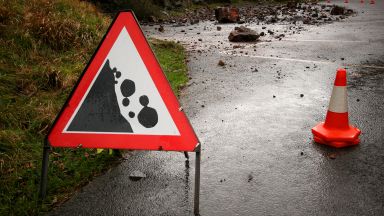 Паднала скална маса затвори участъкът от църквата Св 40 мъченици