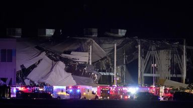 Около 50 души вероятно са загинали при унищожителните торнада които