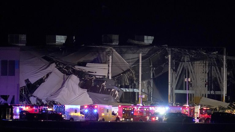 Около 50 души вероятно са загинали при унищожителните торнада, които