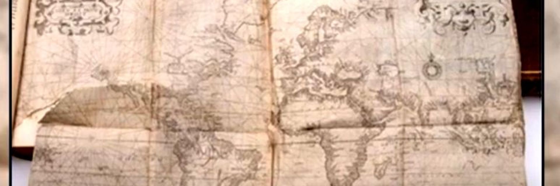 Антикварни книги от XVI век с рядка сгъваема карта на света, бяха продадени за 482 000 долара