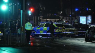 Въоръжен мъж бе прострелян от полицията и почина от раната