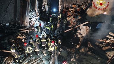 Четирима души са загинали при срутването на жилищна сграда в