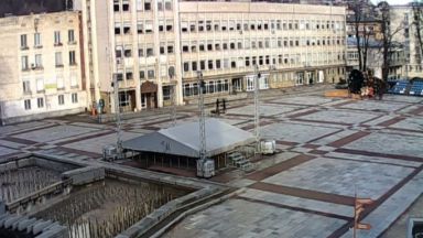 Силният вятър е съборил Коледната елха в центъра както и