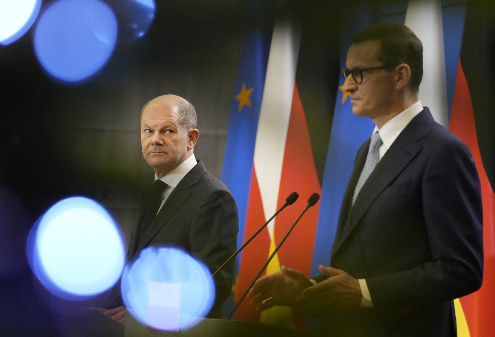 Полският премиер Матеуш Моравецки и германският канцлер Олаф Шолц (вляво)