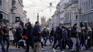 Великобритания e изправена пред приливна вълна от варианта Омикрон на