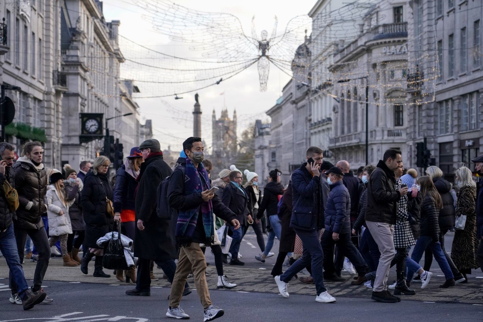 Лондончани с маски и без маски пресичат улиците край централния площад „Пикадили Съркъс“ в столицата на Великобритания