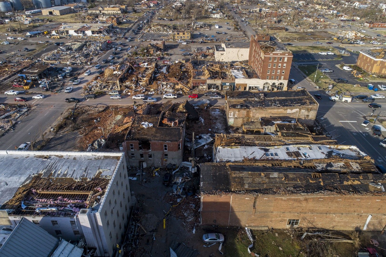 Снимка от дрон показва разрушенията от торнадо в Мейфийлд, щата Кентъки, 12 декември