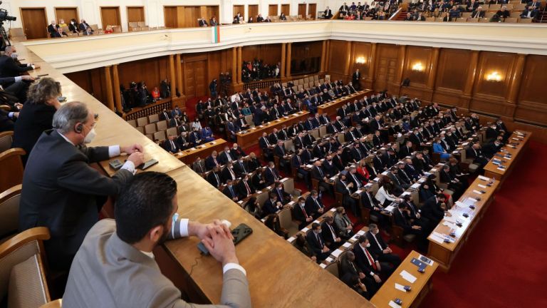 Парламентът гласува на извънредно заседание новия кабинет на България, съставен