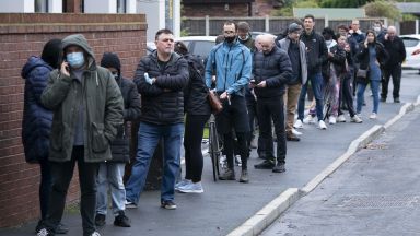 Големи опашки се извиха пред ваксинационните центрове във Великобритания за