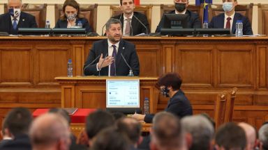 Този кабинет заслужава да бъде подкрепен защото в момента това