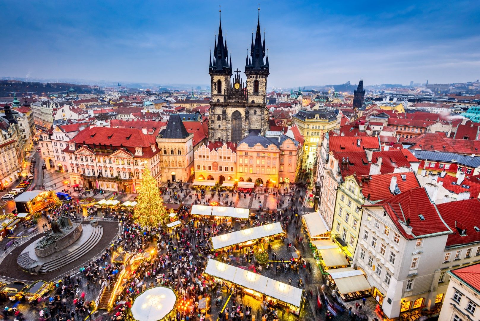 Коледна атмосфера на площад Старе место в Прага. Чехия