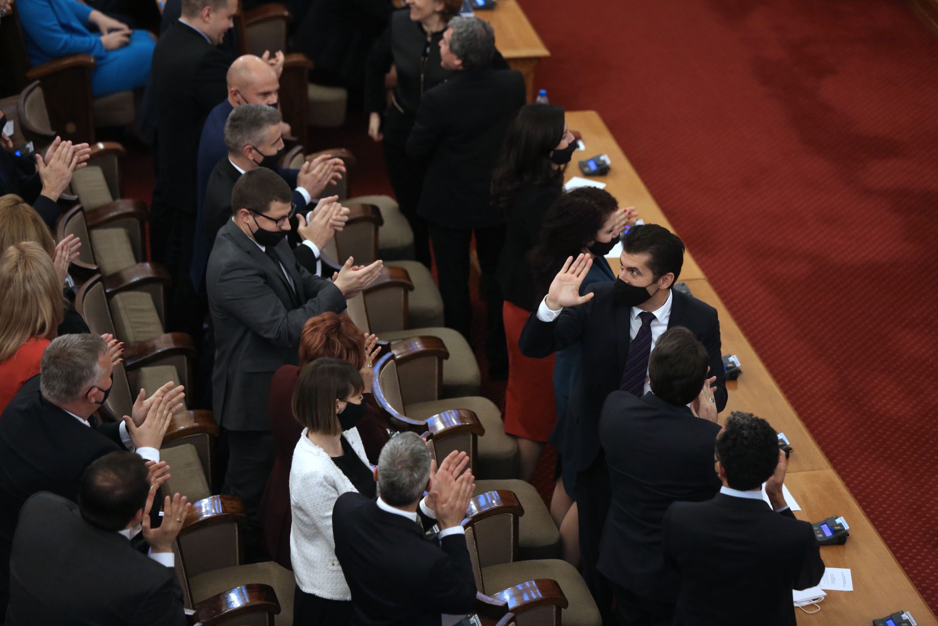 Новият премиер Кирил Петков маха на някого на балкона в пленарната зала