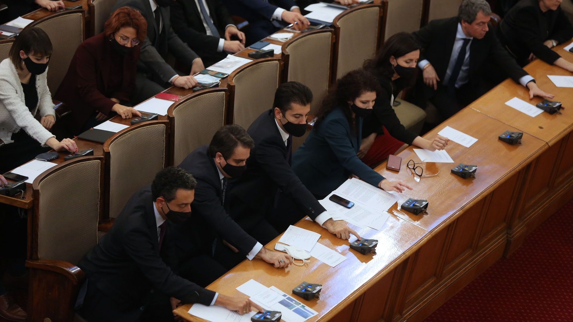 Депутатите от ПП гласуват за себе си - да станат министри