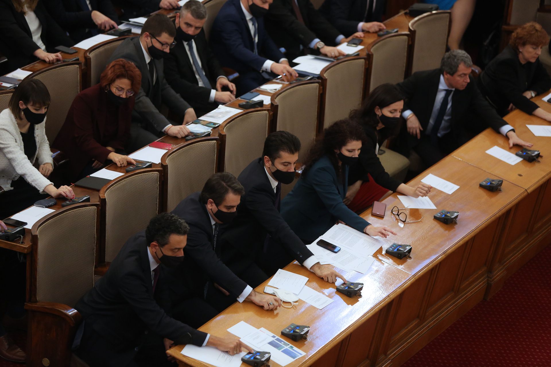 Депутатите от ПП гласуват за себе си - да станат министри