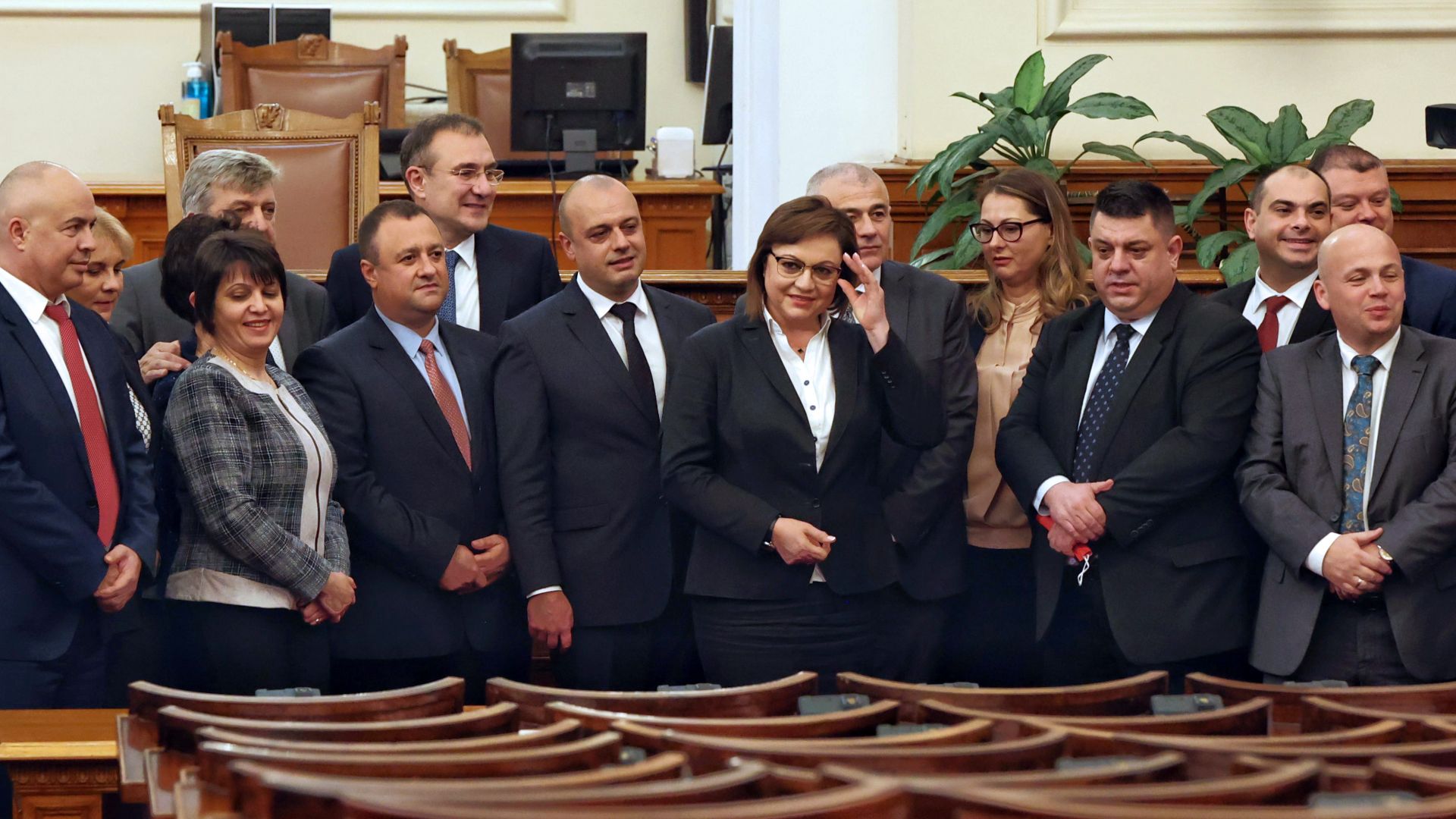 Корнелия Нинова се снима с депутатите си преди да напусне парламента