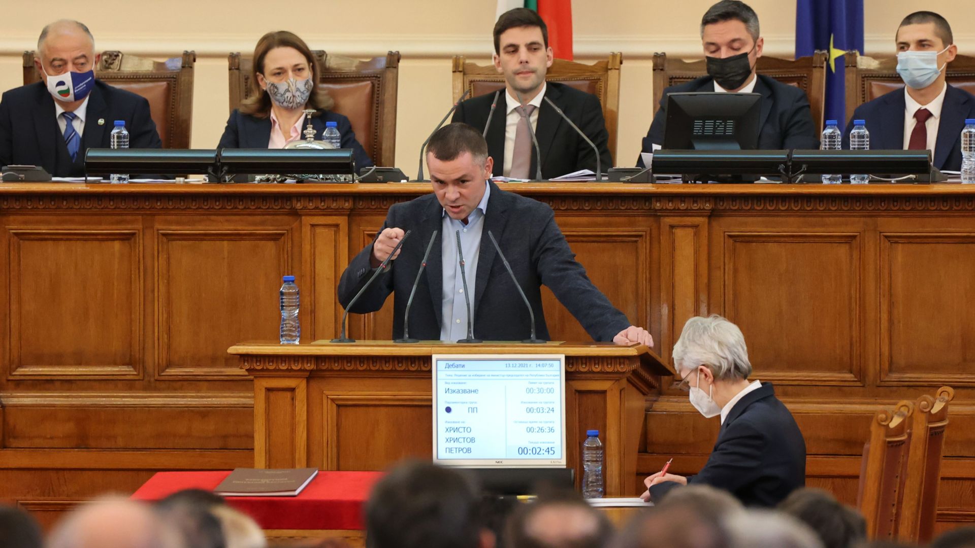 Наказаха Ицо Хазарта за неприличен жест към Костадин Костадинов в парламента
