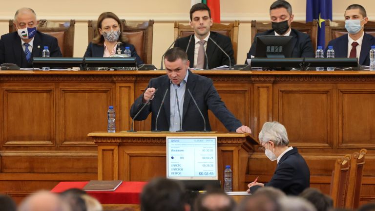 Председателят на парламента Никола Минчев наказа със забележка съпартиеца си