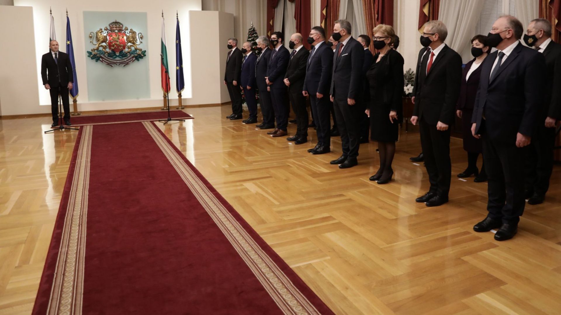 Румен Радев събра служебните министри за последно (видео)