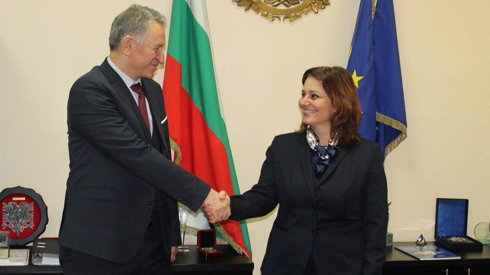 Министър Сербезова се заема първо с казуса с болница "Лозенец" и зеления сертификат
