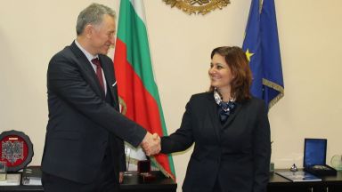 Министър Сербезова се заема първо с казуса с болница "Лозенец" и зеления сертификат