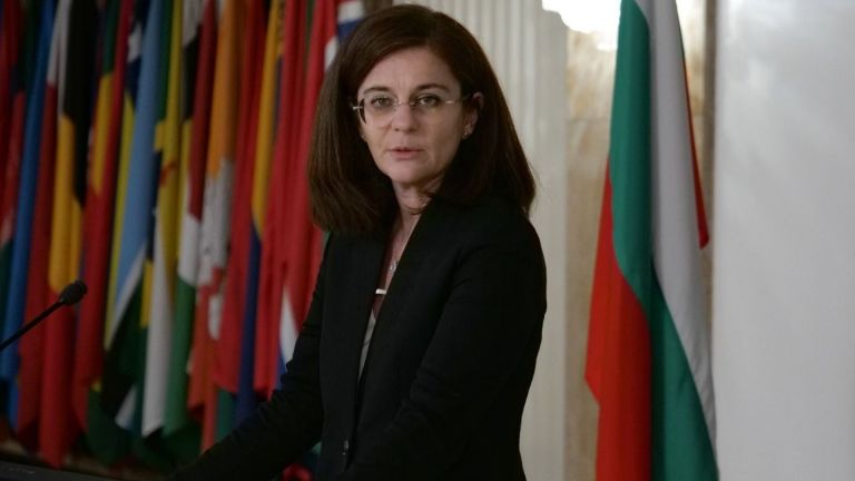 Българската държава застава плътно зад Украйна, каза министърът на външните