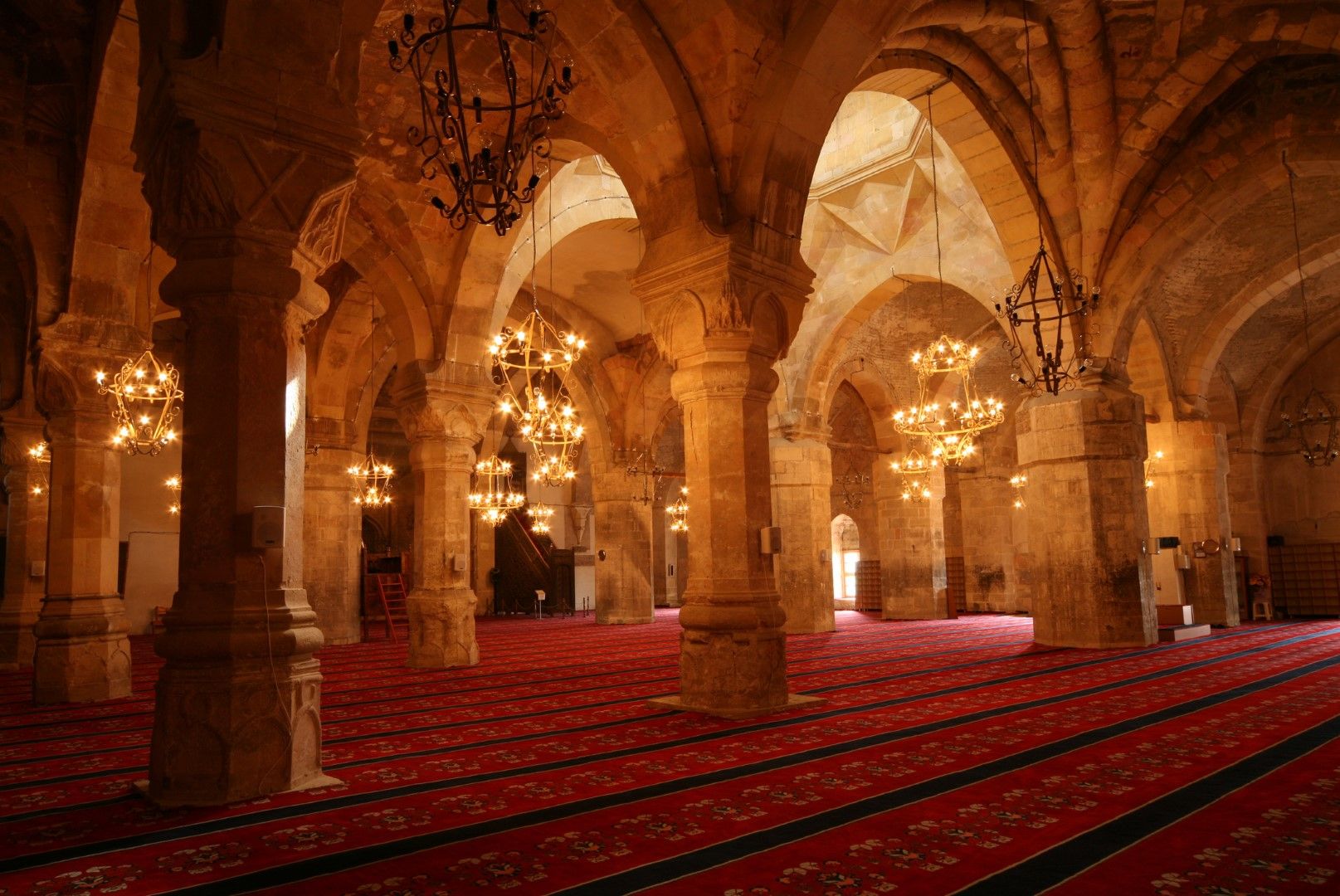Много джамии и исторически сгради в Дивриги пазят ислямско изкуство на няколкостотин години