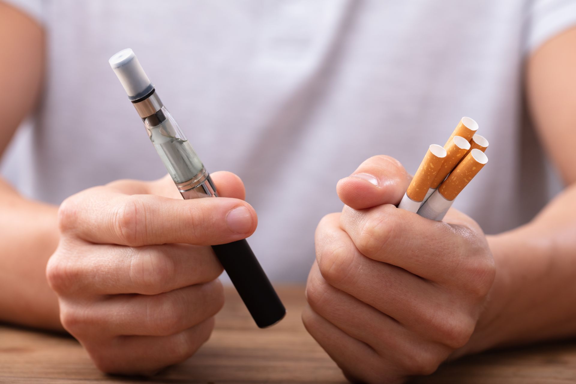 Планът атакува предлагането на горимите цигари и стимулира заклетите пушачи да ги заменят с  бездимни продукти като електронни цигари и устройства с нагряване на тютюн