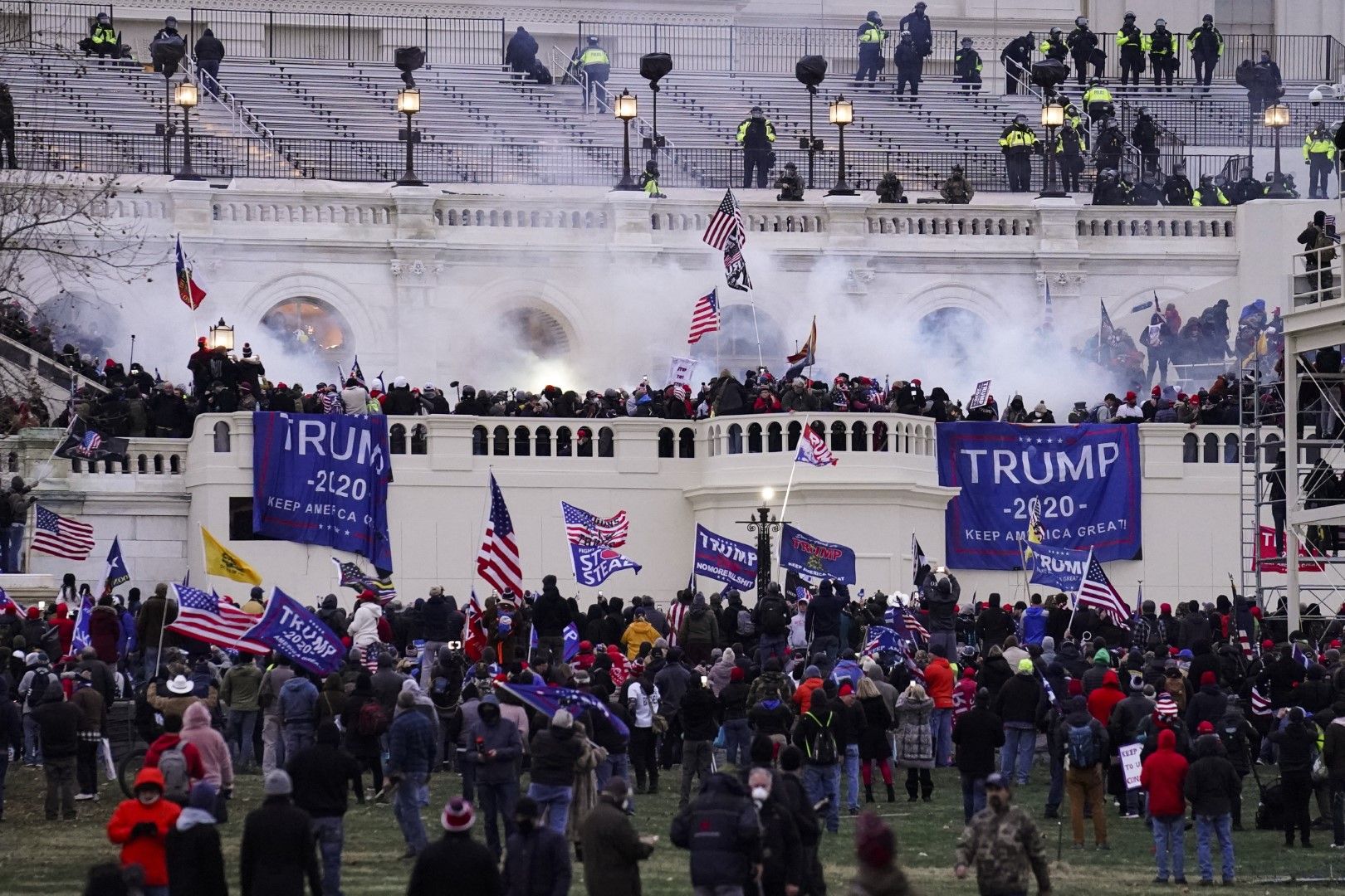 Лоялни на президента Тръмп протестиращи щурмуват Капитолия, 6 януари 2021 г.