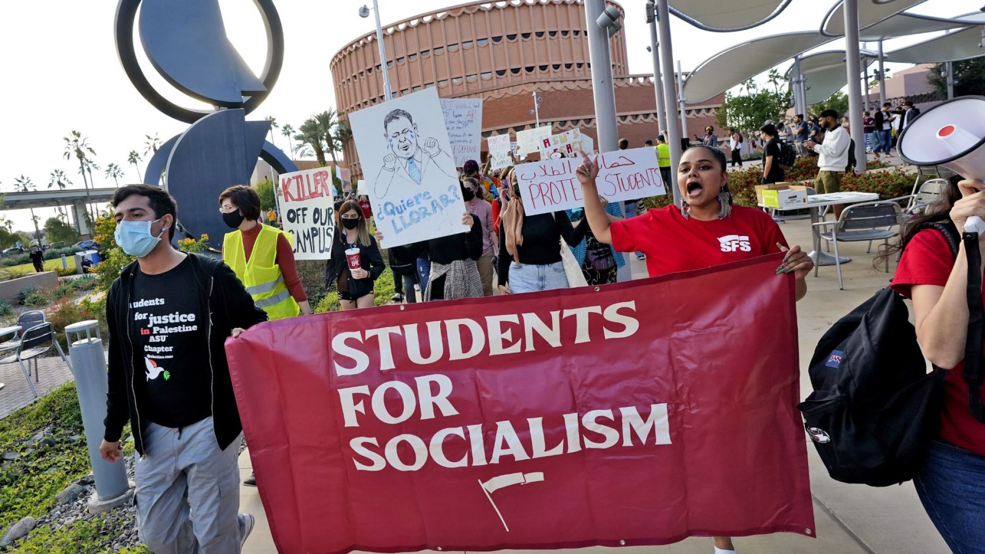 Студенти за социализъм протестират в кампуса с настояване на Кайл Ритънхаус да не бъде разрешено да се запише в Държавния университет в Аризона, 1 декември 2021 г., Темпе, Аризона