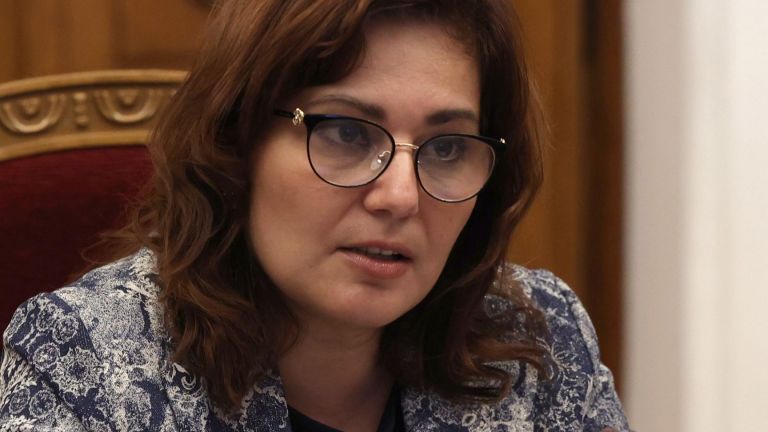 Министърът на здравеопазването проф. Асена Сербезова е спряла временно решението