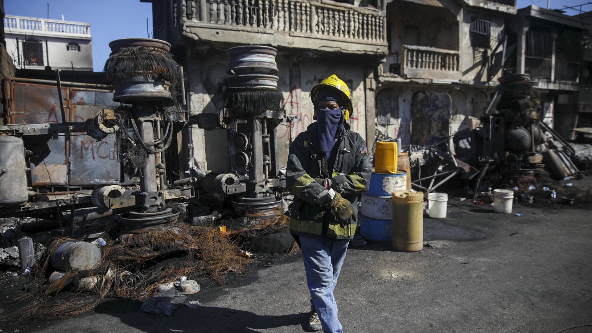 Взрив на камион цистерна разруши десетки сгради и уби 75 души в Хаити (видео/снимки)