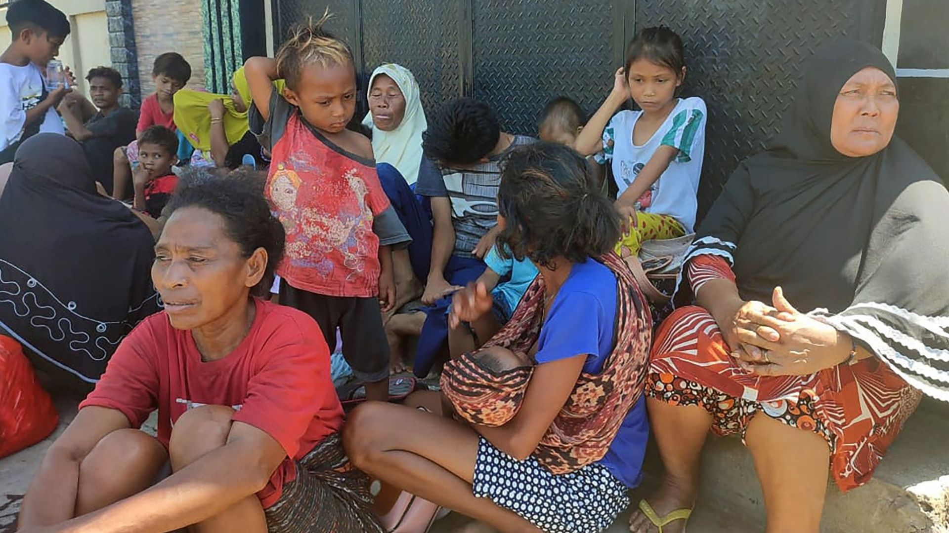770 души в Индонезия останаха без покрив над главата си след силния трус