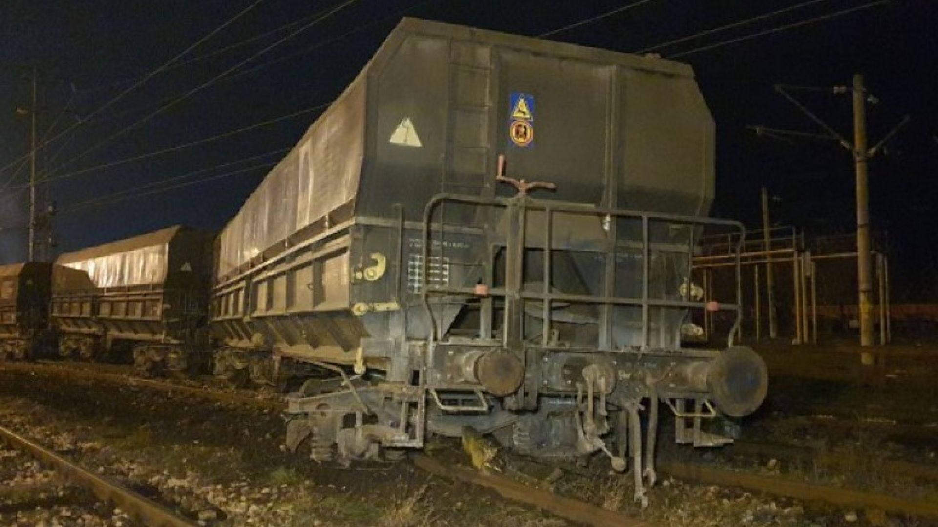 Товарен влак дерайлира на гарата в Мездра